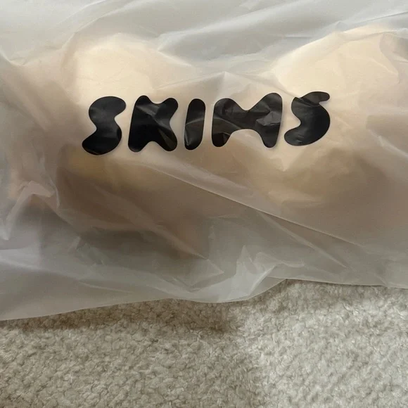 [Skims] NWT Smoothing Full Coverage Lightly Lined Bra - Picture 7 of 8